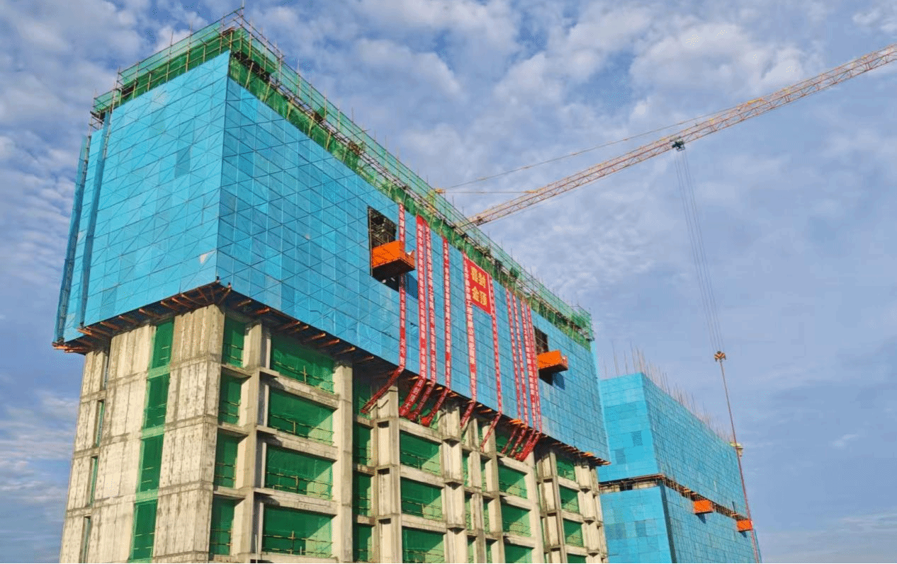 山西建投三建集團(tuán)翡翠?柒號院項(xiàng)目2#樓主體封頂