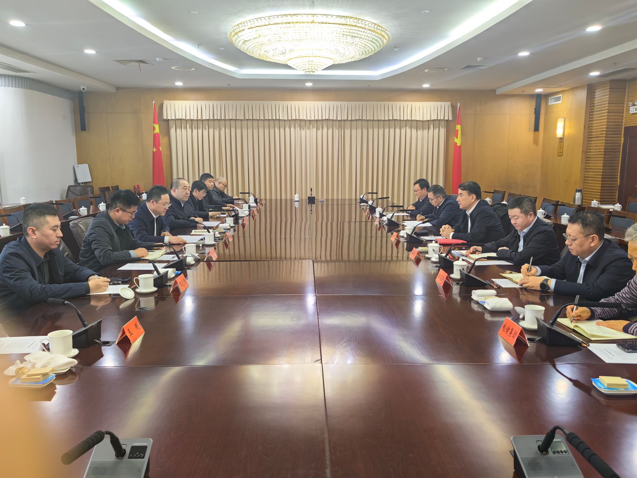 山西建投二建集團(tuán)與烏魯木齊市政府舉行工作會(huì)談