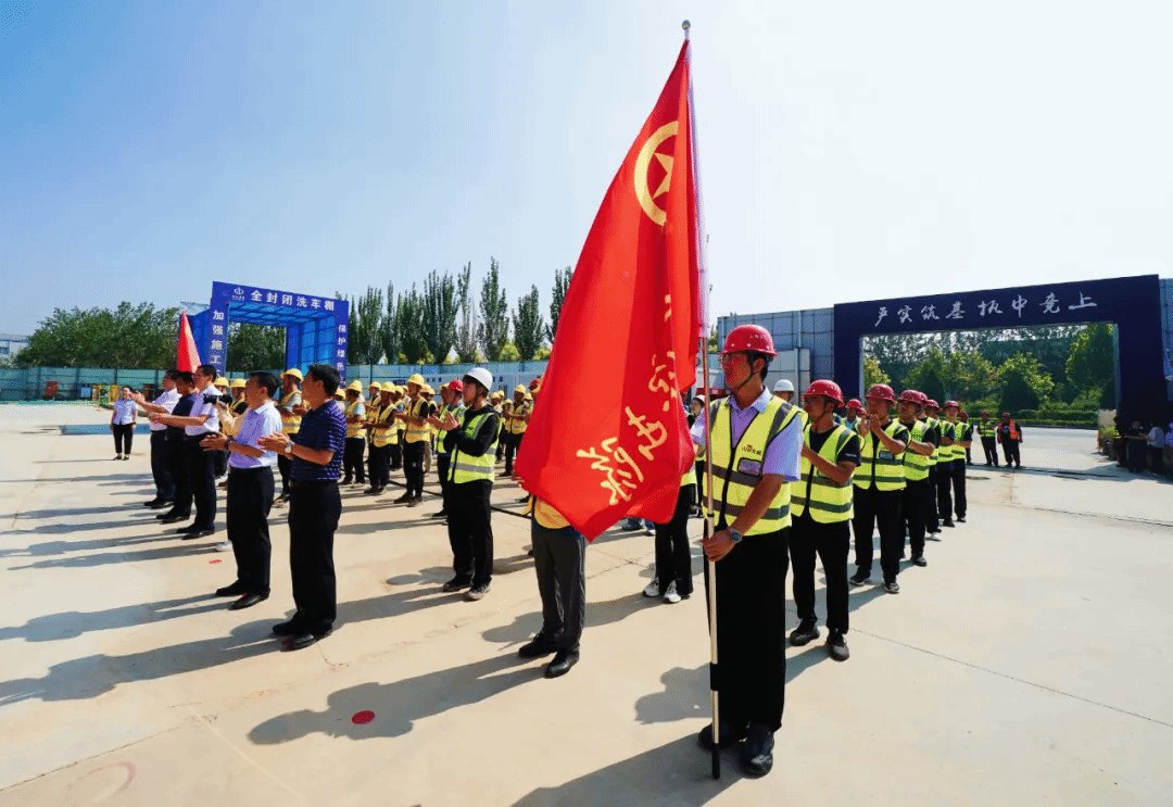 山西省人大常委會副主任、省總工會主席王純到山西建投安裝集團(tuán)全國一體化算力網(wǎng)絡(luò)山西樞紐項(xiàng)目開展“夏送清涼”慰問活動