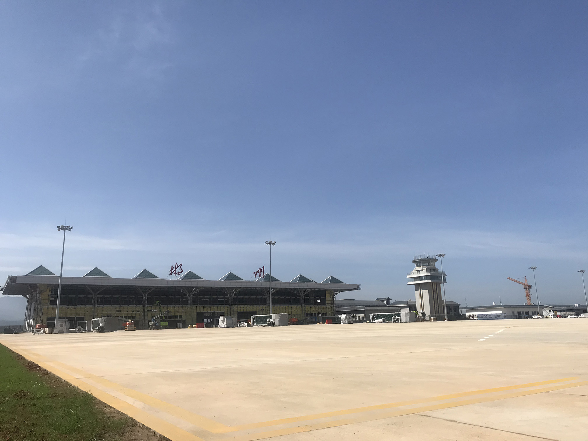 山西建投機(jī)械化集團(tuán)郴州北湖機(jī)場(chǎng)土石方及道面工程順利通過(guò)竣工驗(yàn)收