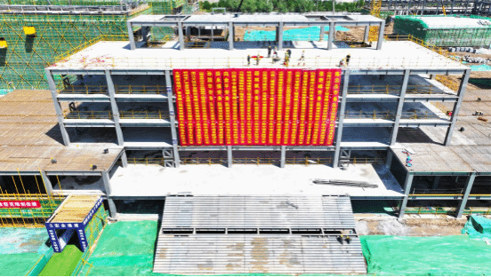 山西建投瀟河產(chǎn)業(yè)公司承建的忻師附小附中項目鋼結構主體全面封頂