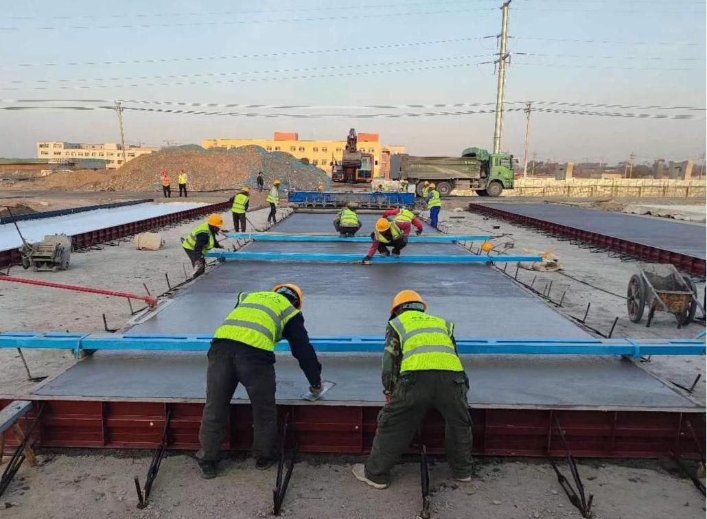 山西建投機(jī)械化集團(tuán)承建的新疆烏魯木齊機(jī)場(chǎng)改擴(kuò)建項(xiàng)目道面混凝土試驗(yàn)段開始澆筑