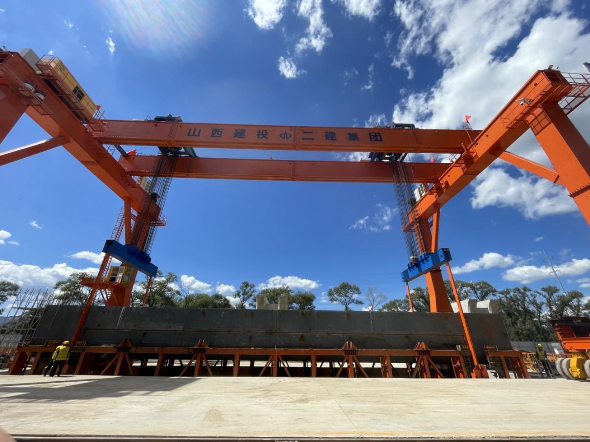 山西建投二建集團(tuán)承建的大同高速飛車項目首孔梁圓滿完成吊裝