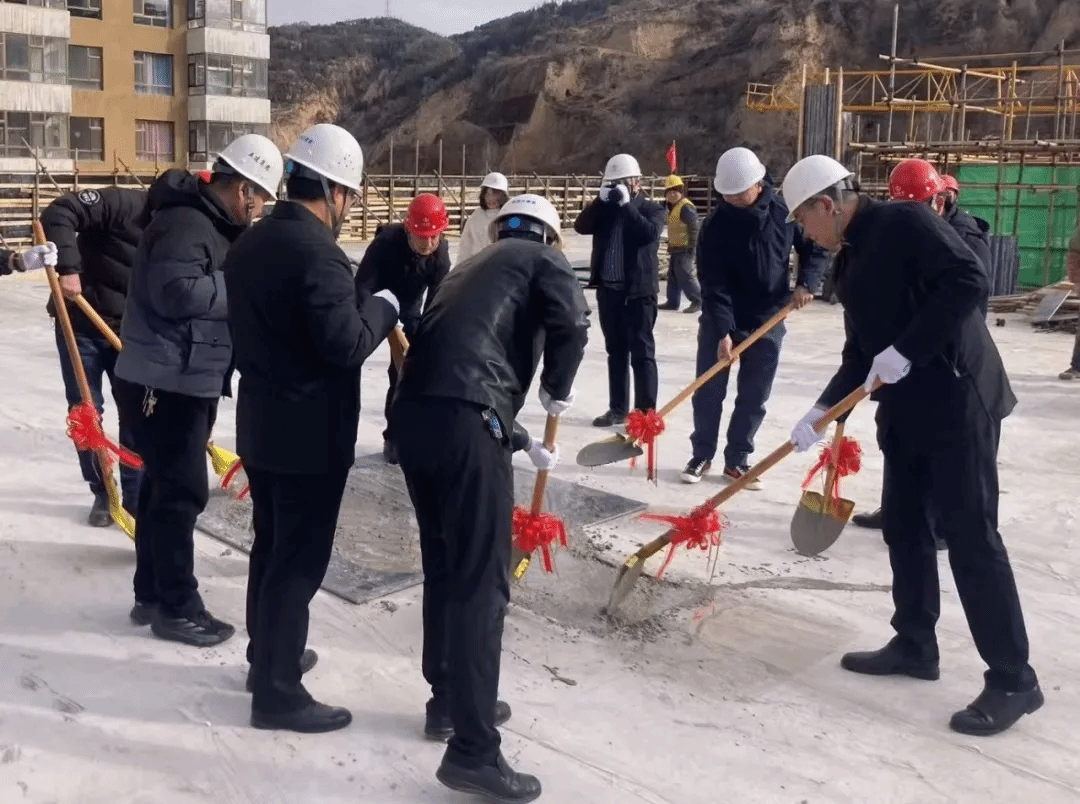 山西建投五建集團承建的城北蘇家崖沙麻溝安置小區(qū)小學(xué)建設(shè)項目主體結(jié)構(gòu)全面封頂