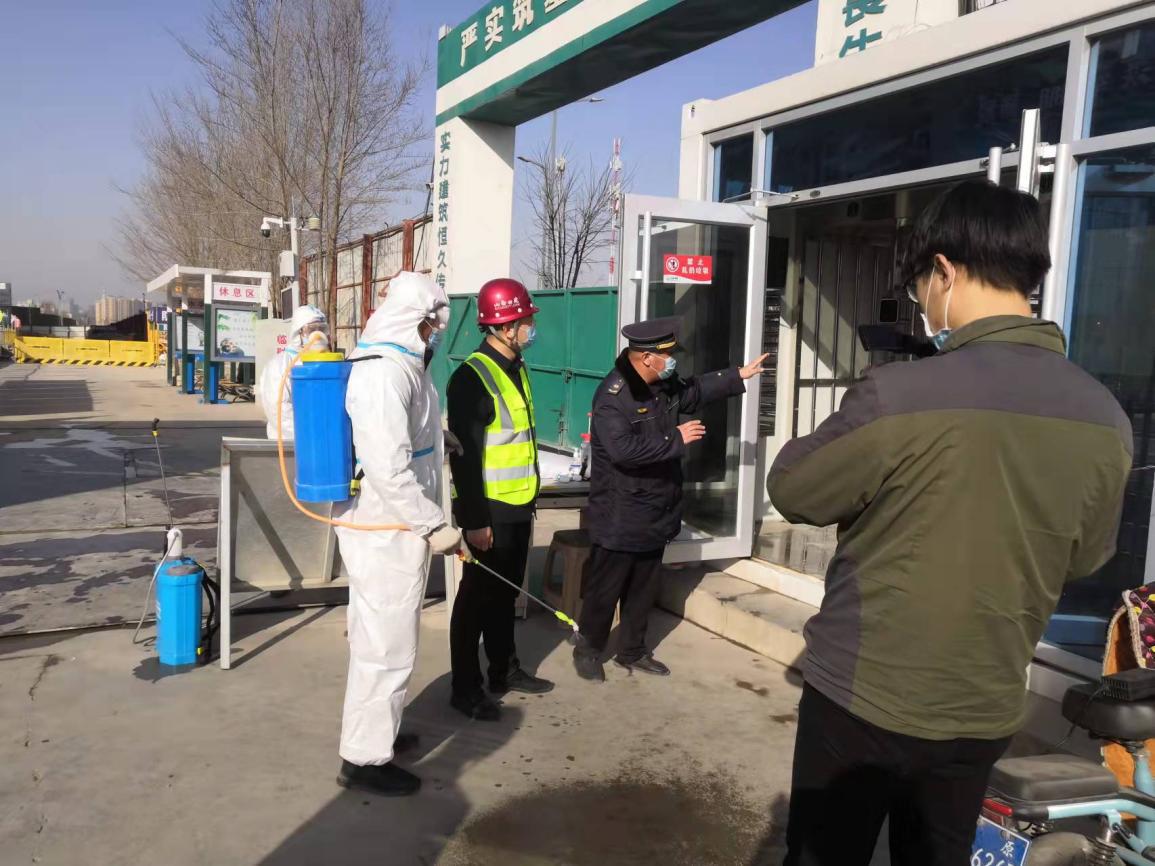 迎澤區(qū)執(zhí)法隊到山西建投四建集團雅居樂江山賦項目檢查揚塵治理及疫情防控工作