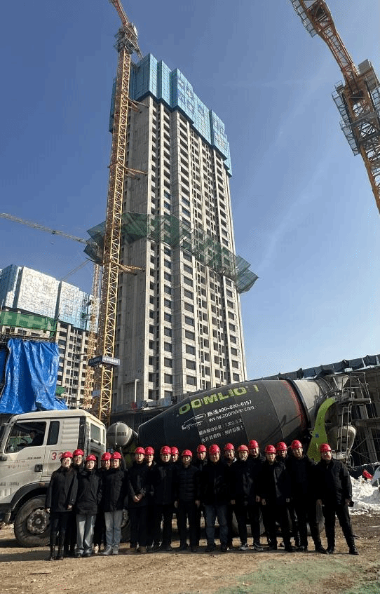 山西建投六建集團(tuán)承建的晉源區(qū)金勝村、棘針村城中村改造安置項(xiàng)目（A區(qū)）首棟樓喜封金頂