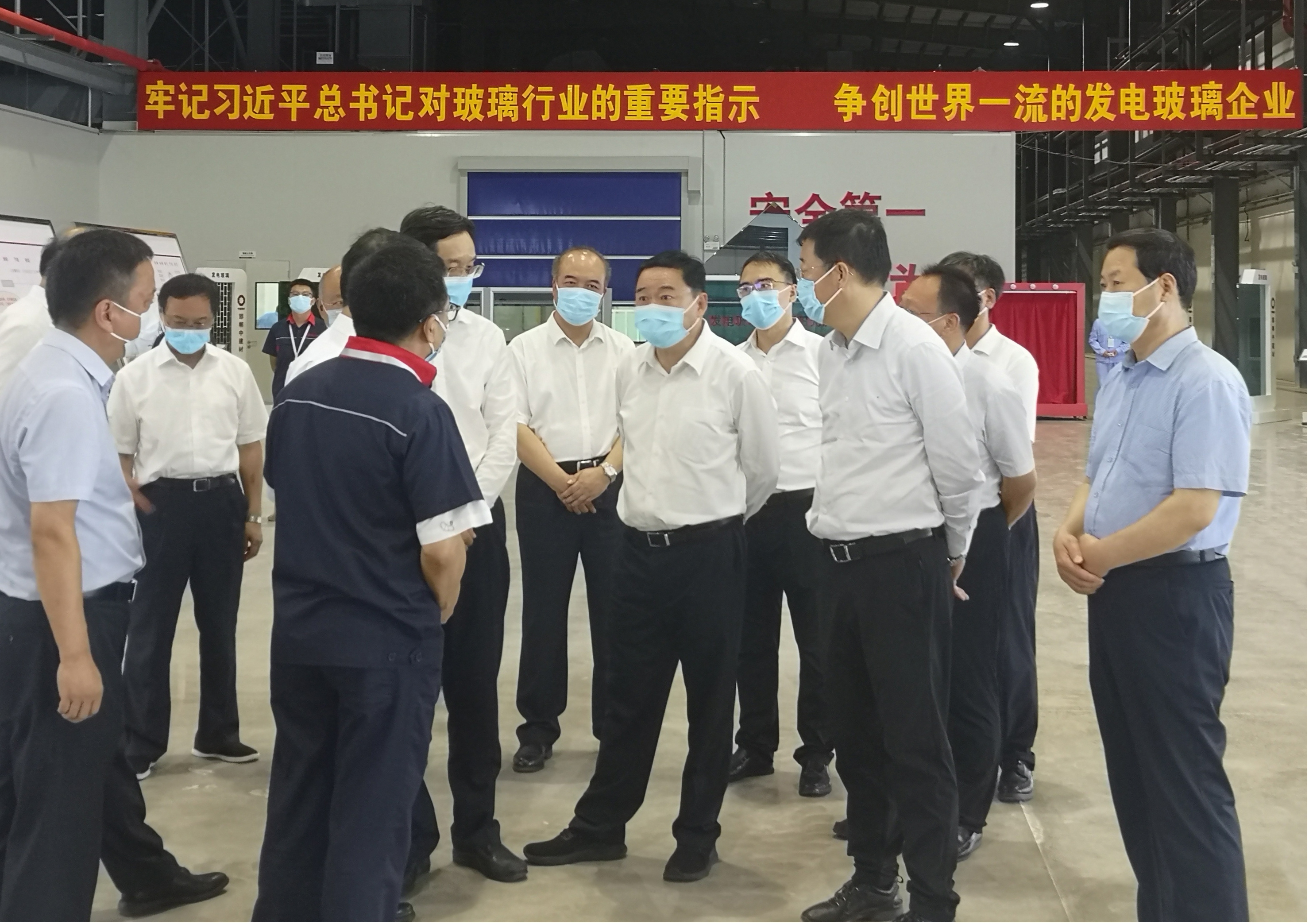 國務(wù)院國資委黨委書記、主任郝鵬在山西建投 一建集團承建的邯鄲中建材項目調(diào)研