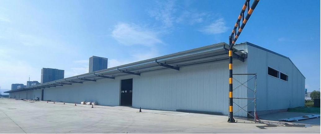 山西建投瀟河產(chǎn)業(yè)公司承建的海爾物流薛店倉(cāng)庫(kù)項(xiàng)目鋼結(jié)構(gòu)主體順利封頂