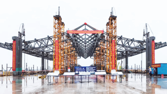 山西建投瀟河產(chǎn)業(yè)公司承建的太原武宿國(guó)際機(jī)場(chǎng)T3航站樓東、西指廊項(xiàng)目屋蓋桁架首段提升圓滿成功