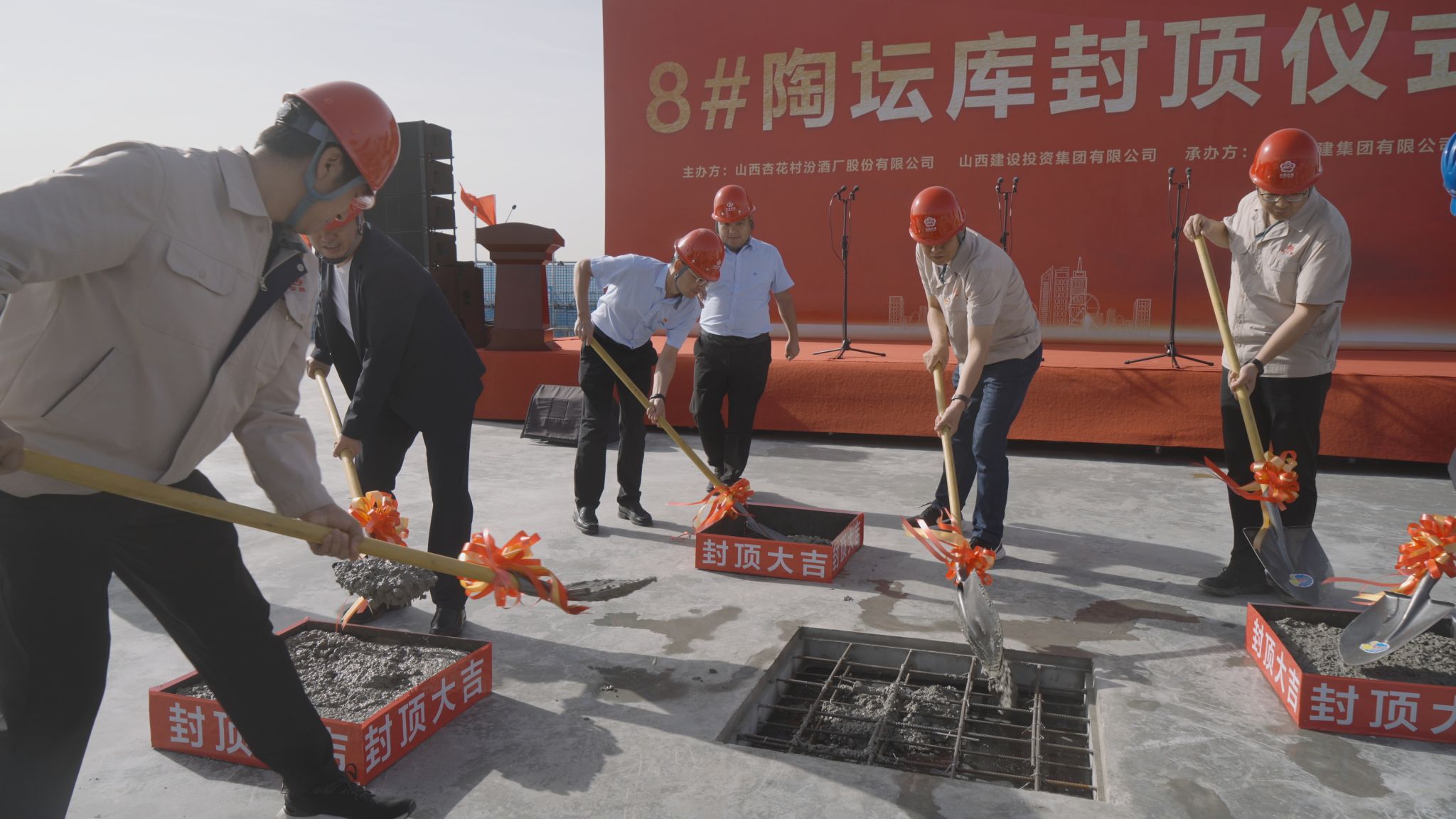 山西建投四建集團(tuán)汾酒2030技改原酒產(chǎn)儲(chǔ)能擴(kuò)建項(xiàng)目（一期）8#陶壇庫(kù)封頂