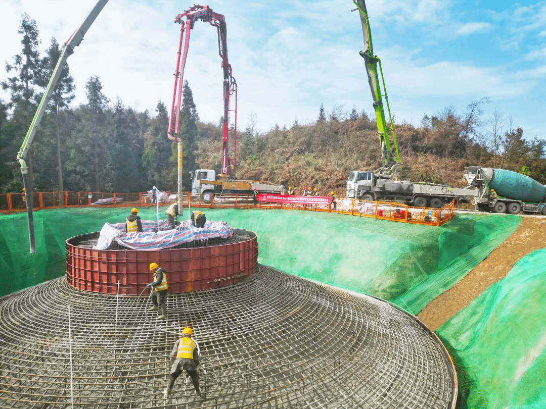 山西建投安裝集團桐梓縣花秋東山一期風(fēng)電場項目首臺風(fēng)機基礎(chǔ)澆筑完成