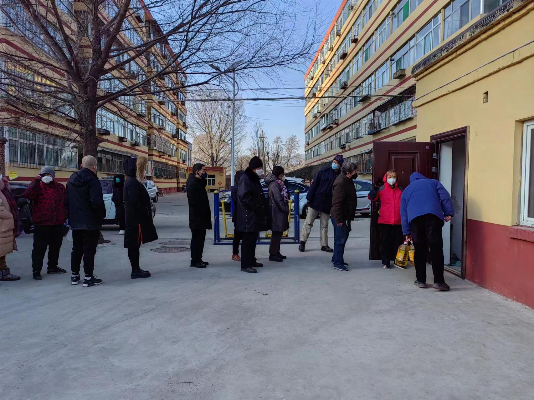 情系離退休職工，暖心禮包送祝福