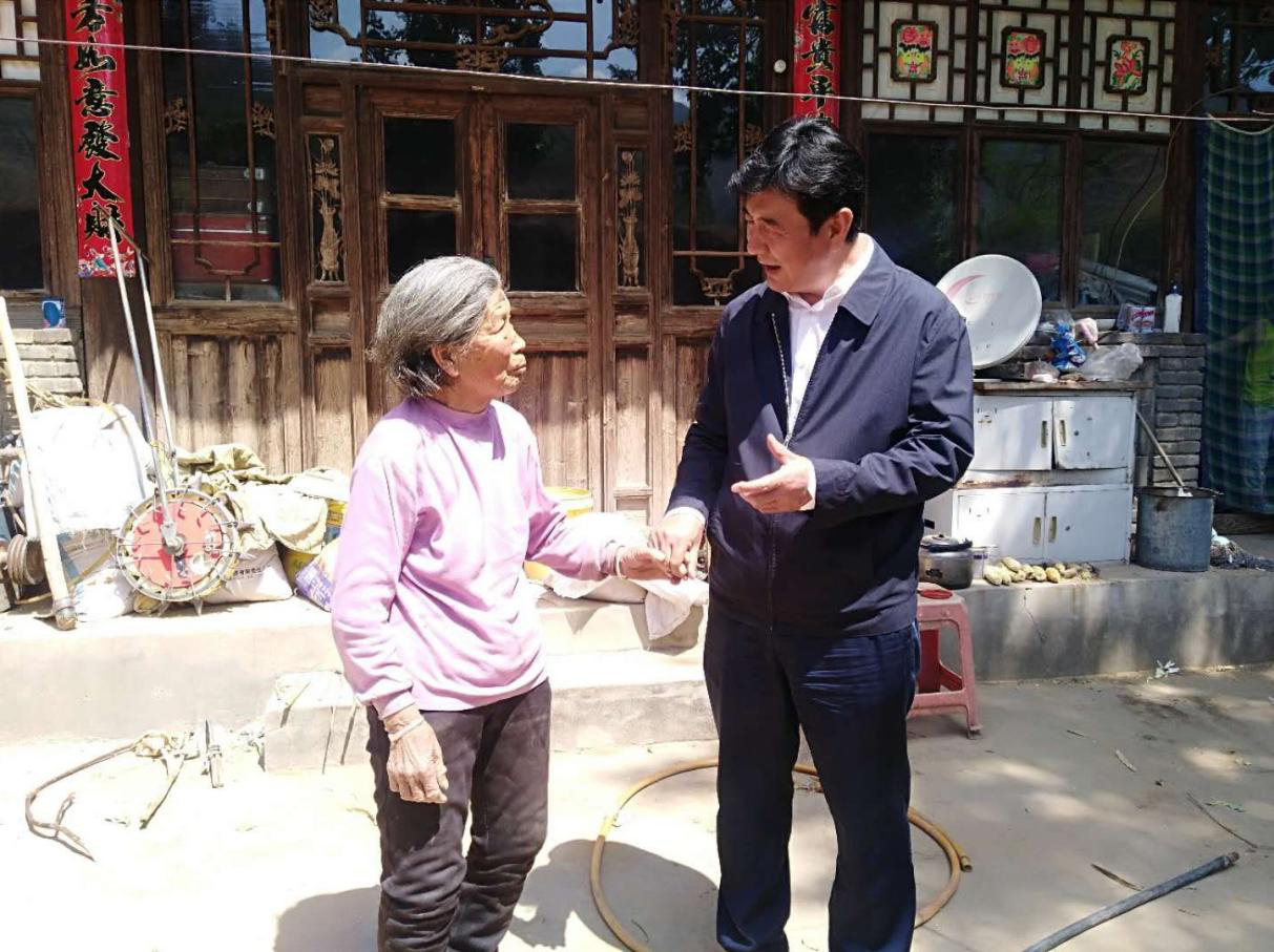 山西建投黨委委員、董事、工會主席溫剛深入繁峙縣扶貧村入戶走訪