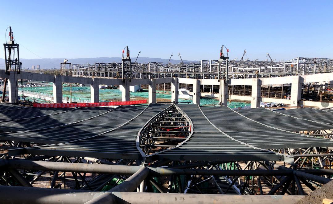 瀟河國際會展中心中間組團A區(qū)屋面桁架整體提升圓滿成功