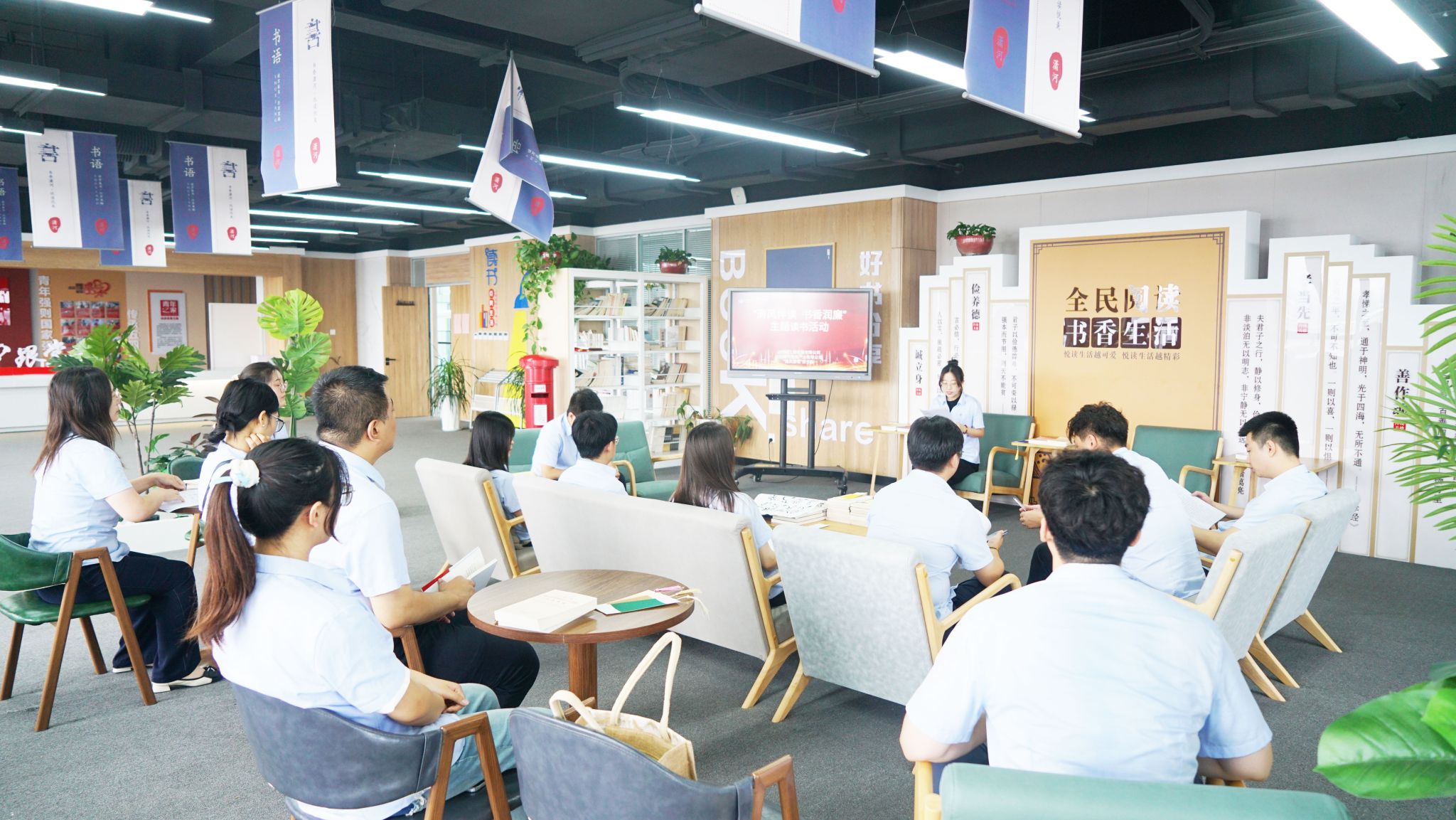 山西建投瀟河產(chǎn)業(yè)公司、工程機(jī)械公司聯(lián)合開(kāi)展“清風(fēng)伴讀 書(shū)香潤(rùn)廉”線(xiàn)下主題讀書(shū)活動(dòng)