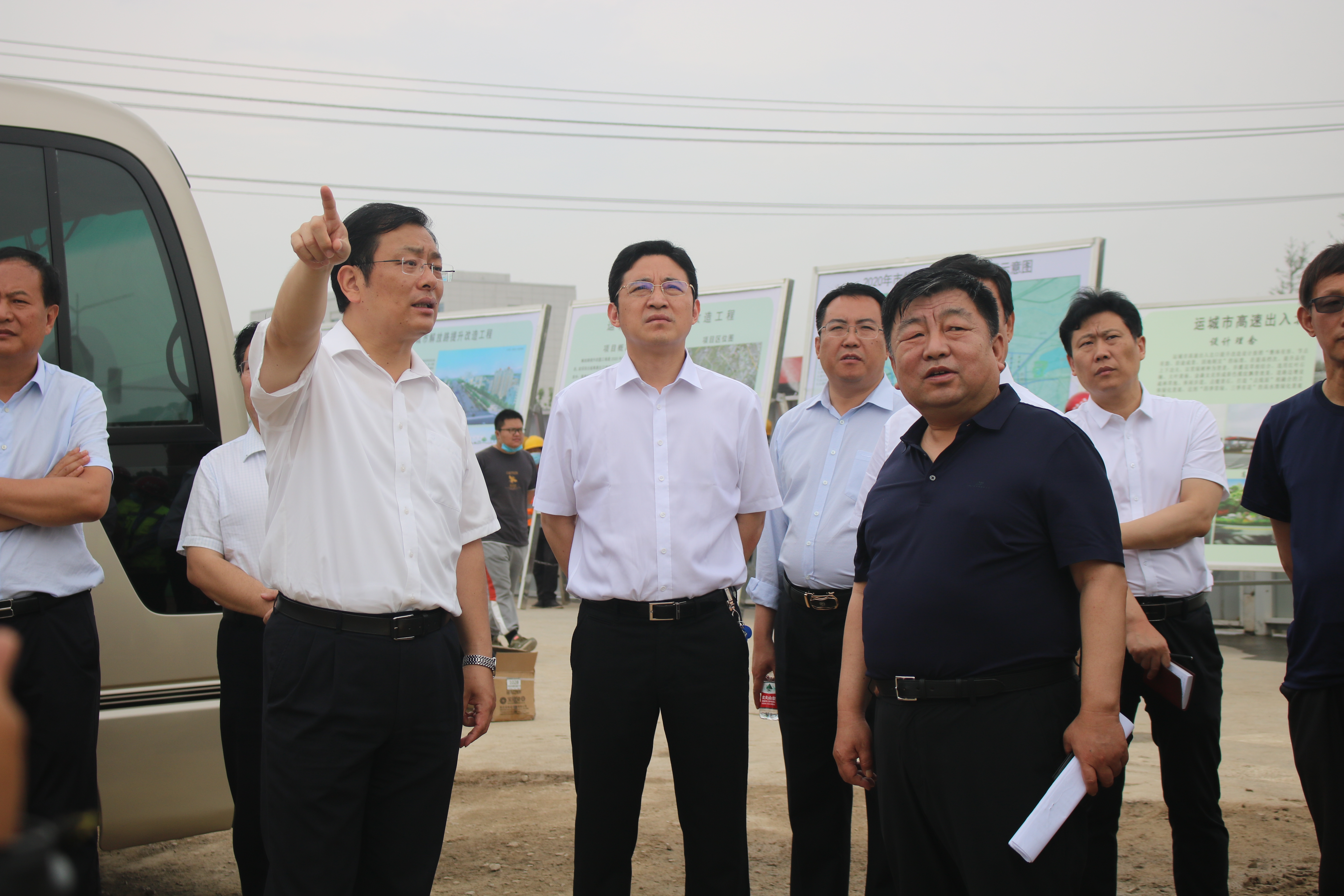 運(yùn)城市委書記一行在山西建投四建集團(tuán)承建的運(yùn)城解放路提升改造工程項(xiàng)目調(diào)研