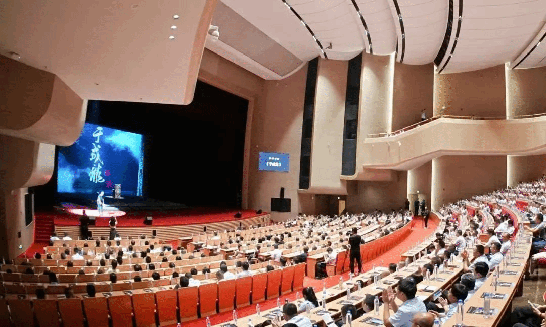 第十七屆西部地區(qū)建設(shè)集團(tuán)合作與發(fā)展研討會(huì)與會(huì)嘉賓及山西建投廣大干部職工共賞廉政話劇《于成龍》