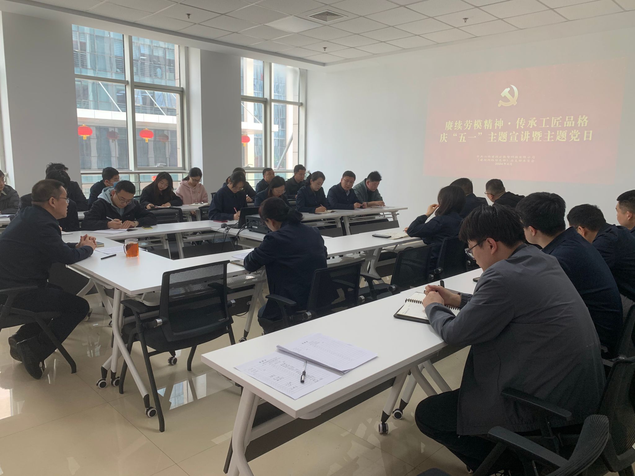 賡續(xù)勞模精神 傳承工匠品格  云數(shù)智公司舉行慶“五一”主題宣講暨主題黨日活動