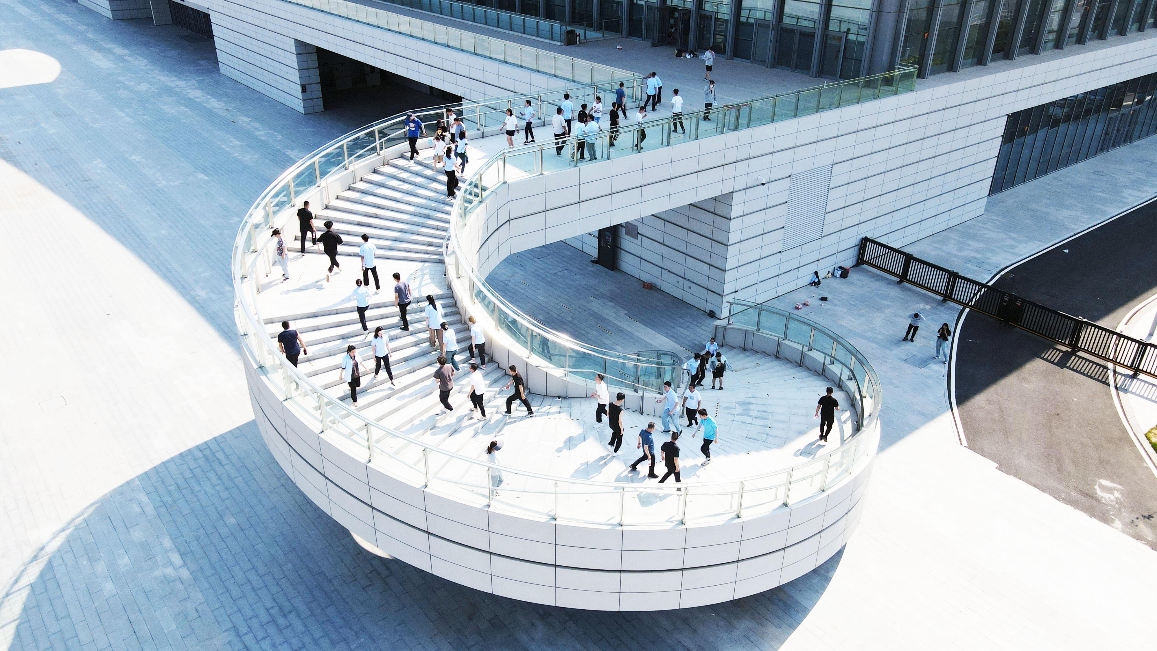 瀟河國際會展中心完成旋轉(zhuǎn)鋼樓梯振動加載試驗