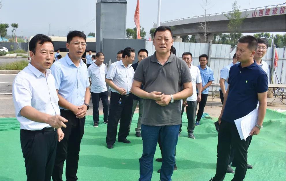 晉中副市長(zhǎng)在山西建投三建集團(tuán)承建的龍城大街區(qū)域路網(wǎng)、電力管溝建設(shè)項(xiàng)目