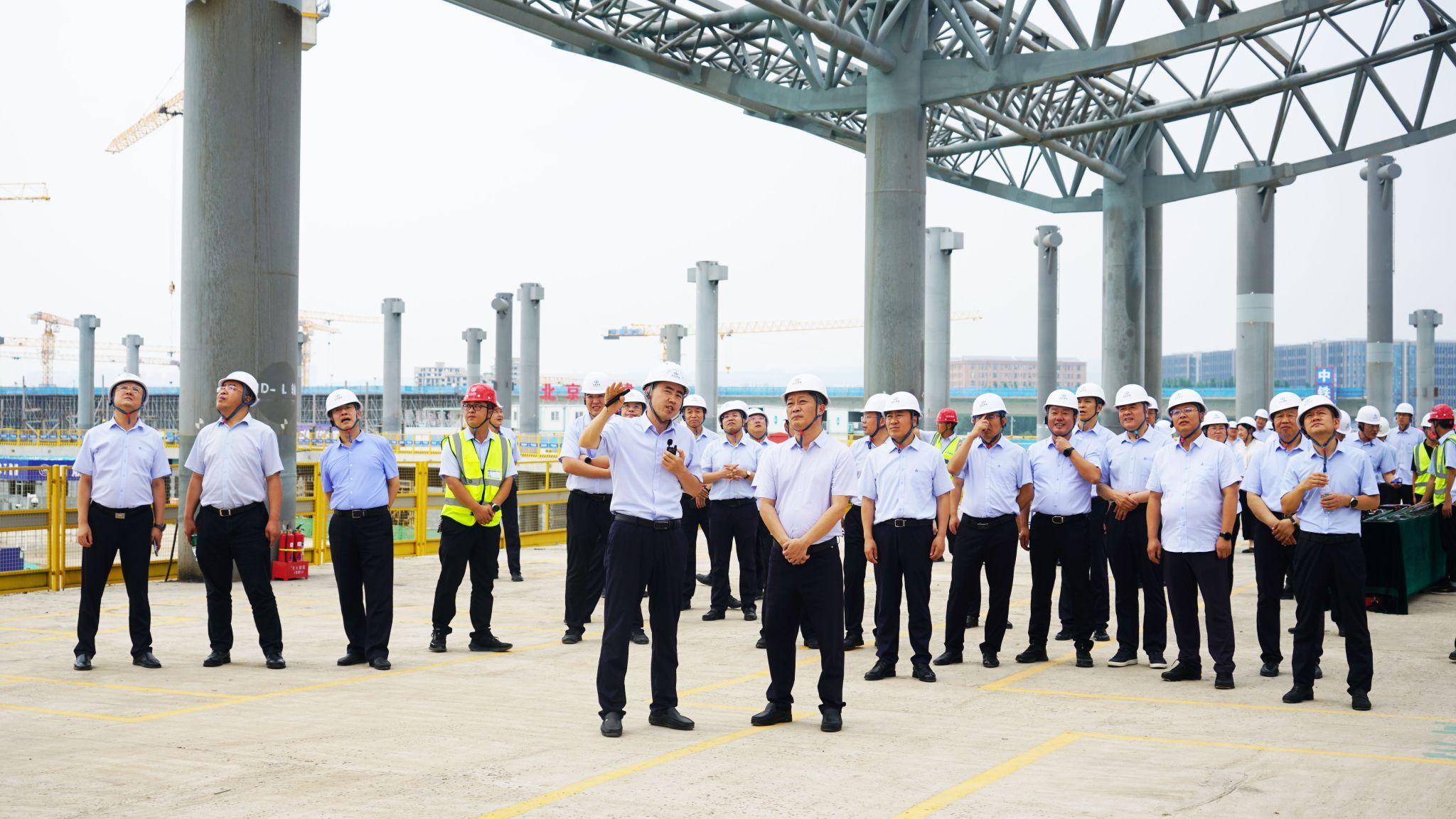 山西建投集團(tuán)檢查指導(dǎo)瀟河產(chǎn)業(yè)公司承建的太原武宿國際機(jī)場三期改擴(kuò)建工程T3航站樓東指廊鋼結(jié)構(gòu)項(xiàng)目