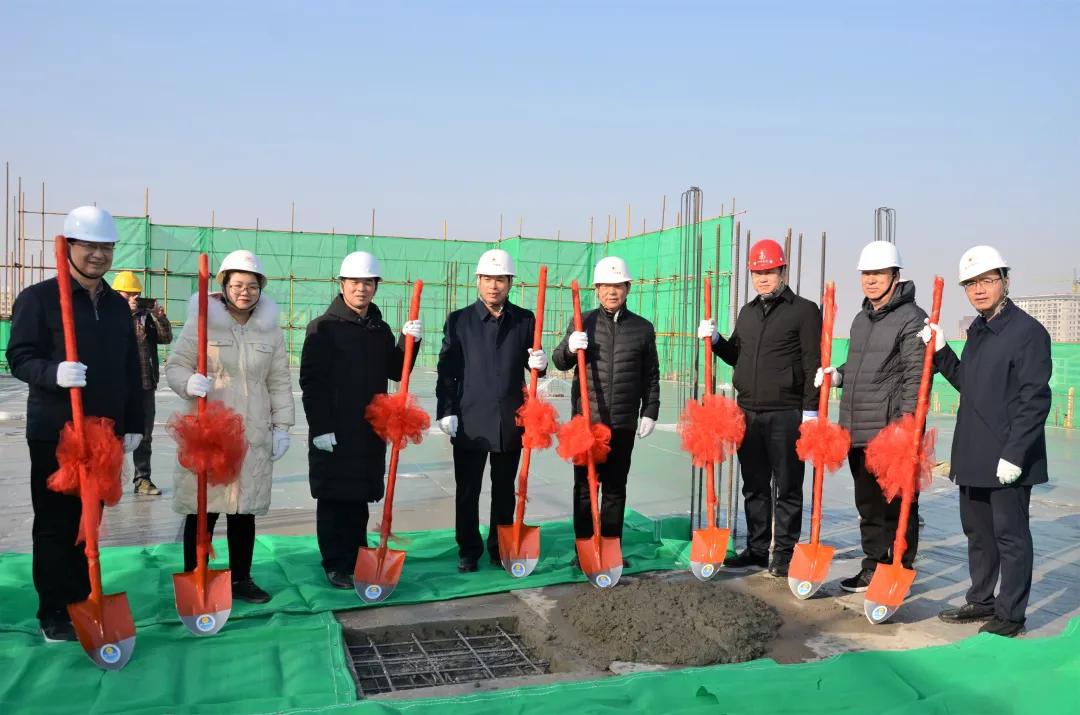 山西建投建工集團曲沃縣人民醫(yī)院綜合樓建設(shè)項目主體結(jié)構(gòu)順利封頂