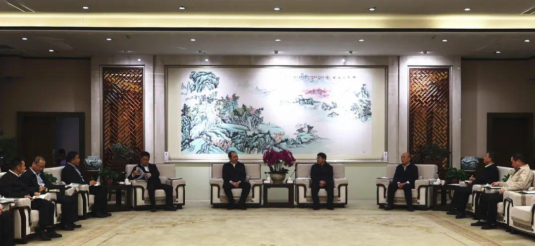 孫波與汾酒集團黨委書記、董事長袁清茂舉行工作會談