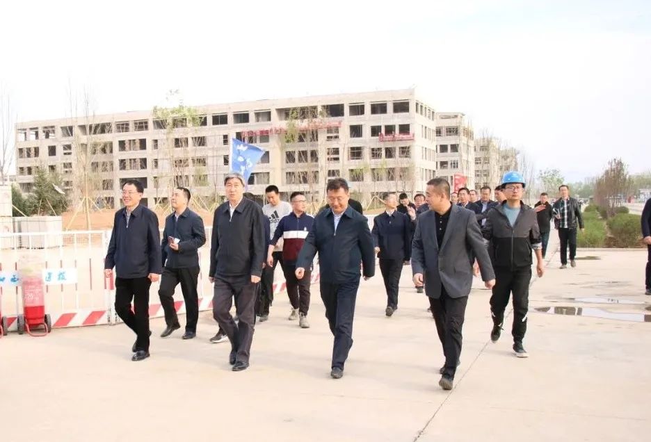 忻州市長(zhǎng)在山西建投建工集團(tuán)忻州師院新校區(qū)搬遷項(xiàng)目調(diào)研
