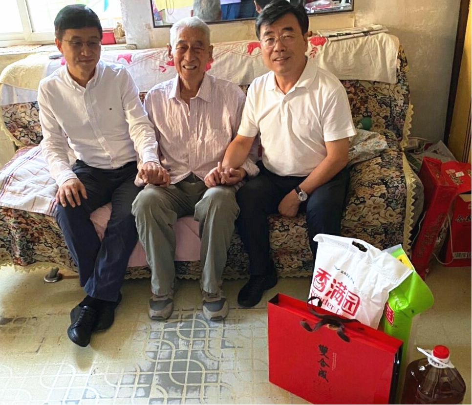 國慶中秋迎佳節(jié) 情誼濃濃暖人心 ——山西建投機(jī)械化集團(tuán)開展兩節(jié)前慰問活動