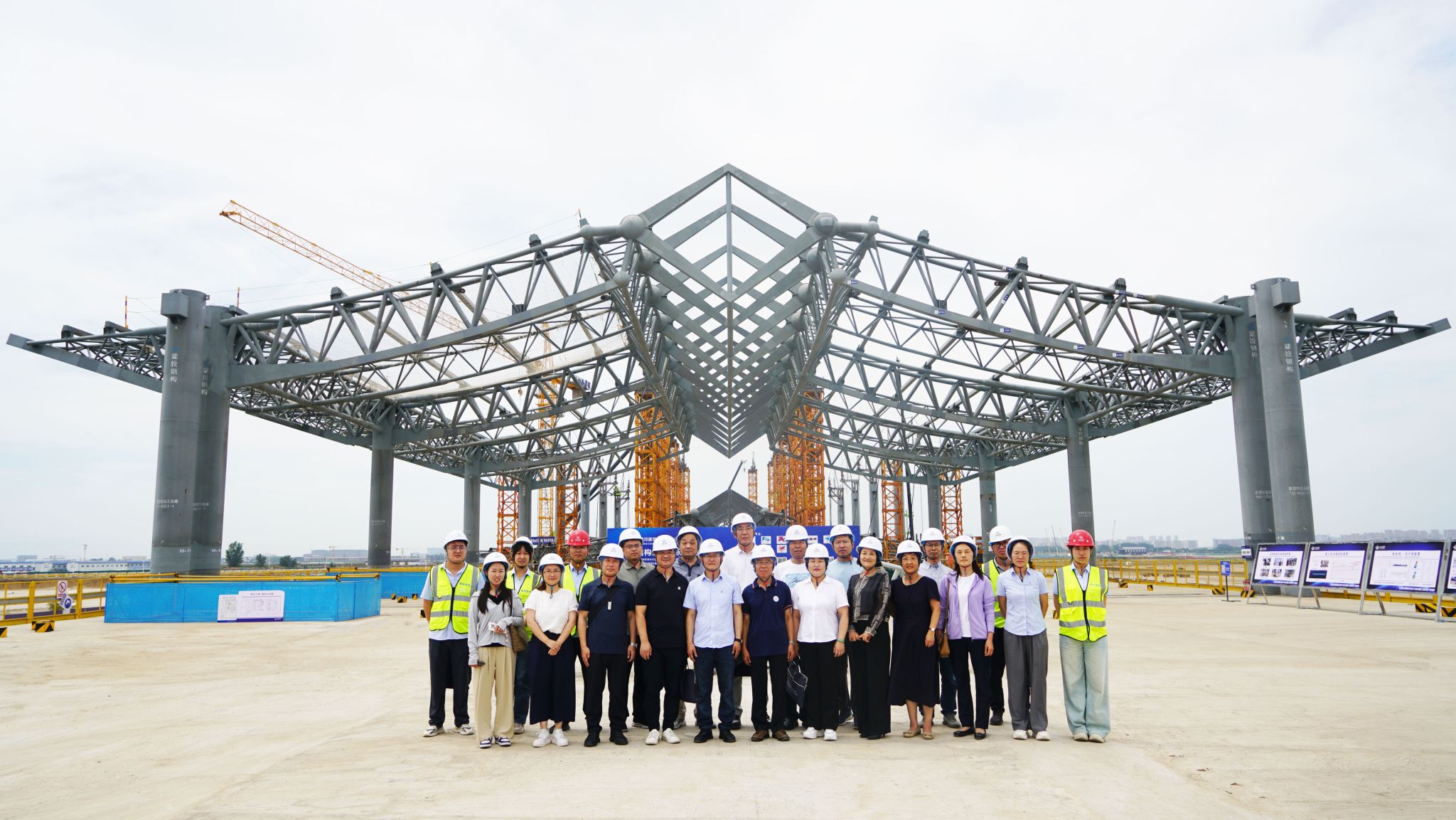 山西省鋼結(jié)構(gòu)協(xié)會專家團到山西建投瀟河產(chǎn)業(yè)公司承建的太原武宿國際機場三期改擴建工程T3航站樓項目觀摩指導