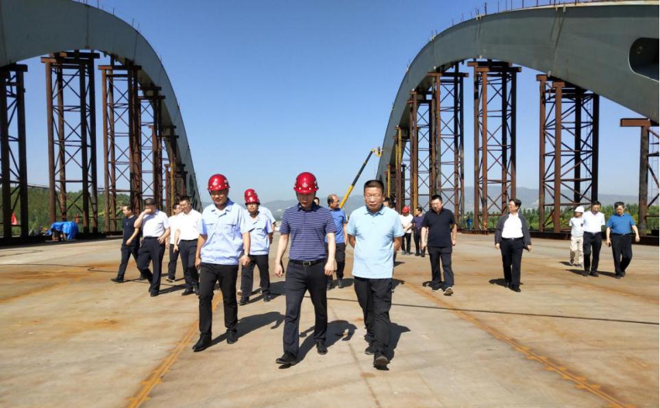朔州市委副書記、市長(zhǎng)熊燕斌在山西建投四建集團(tuán)承建的朔州市七里河項(xiàng)目調(diào)研