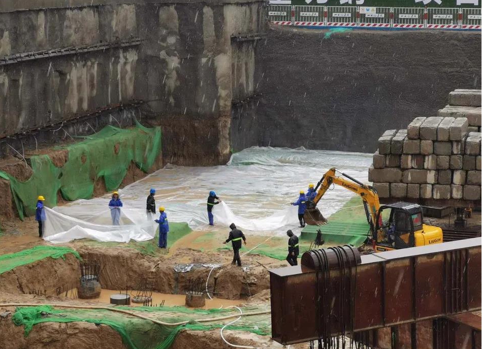 山西建投建工集團學府智能停車樓項目部黨員帶頭青年突擊迎風戰(zhàn)雨保一線