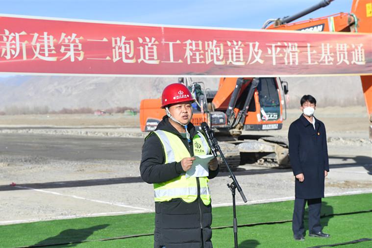 山西建投機(jī)械化集團(tuán)拉薩貢嘎機(jī)場新建第二跑道工程跑道及平滑土基全線貫通
