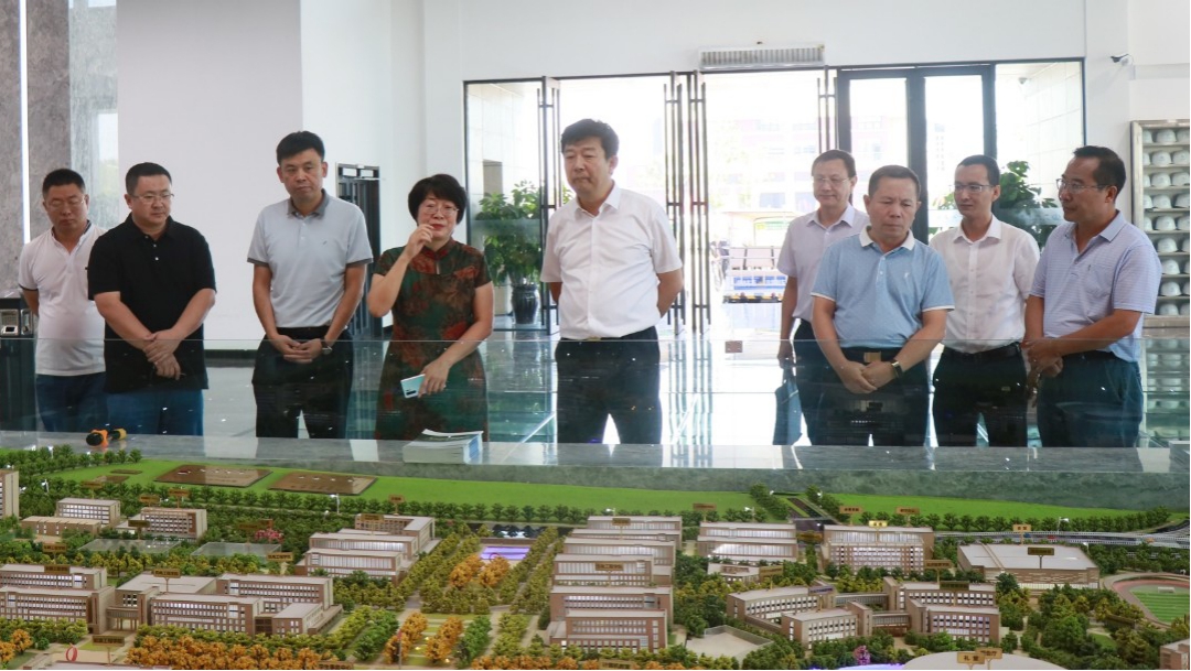 山西省人力資源和社會(huì)保障廳黨組成員、副廳長(zhǎng)在山西建投承建的職教港項(xiàng)目調(diào)研