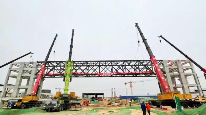山西建投安裝集團合成生物產(chǎn)業(yè)生態(tài)園公共管廊項目榀鋼桁架順利吊裝