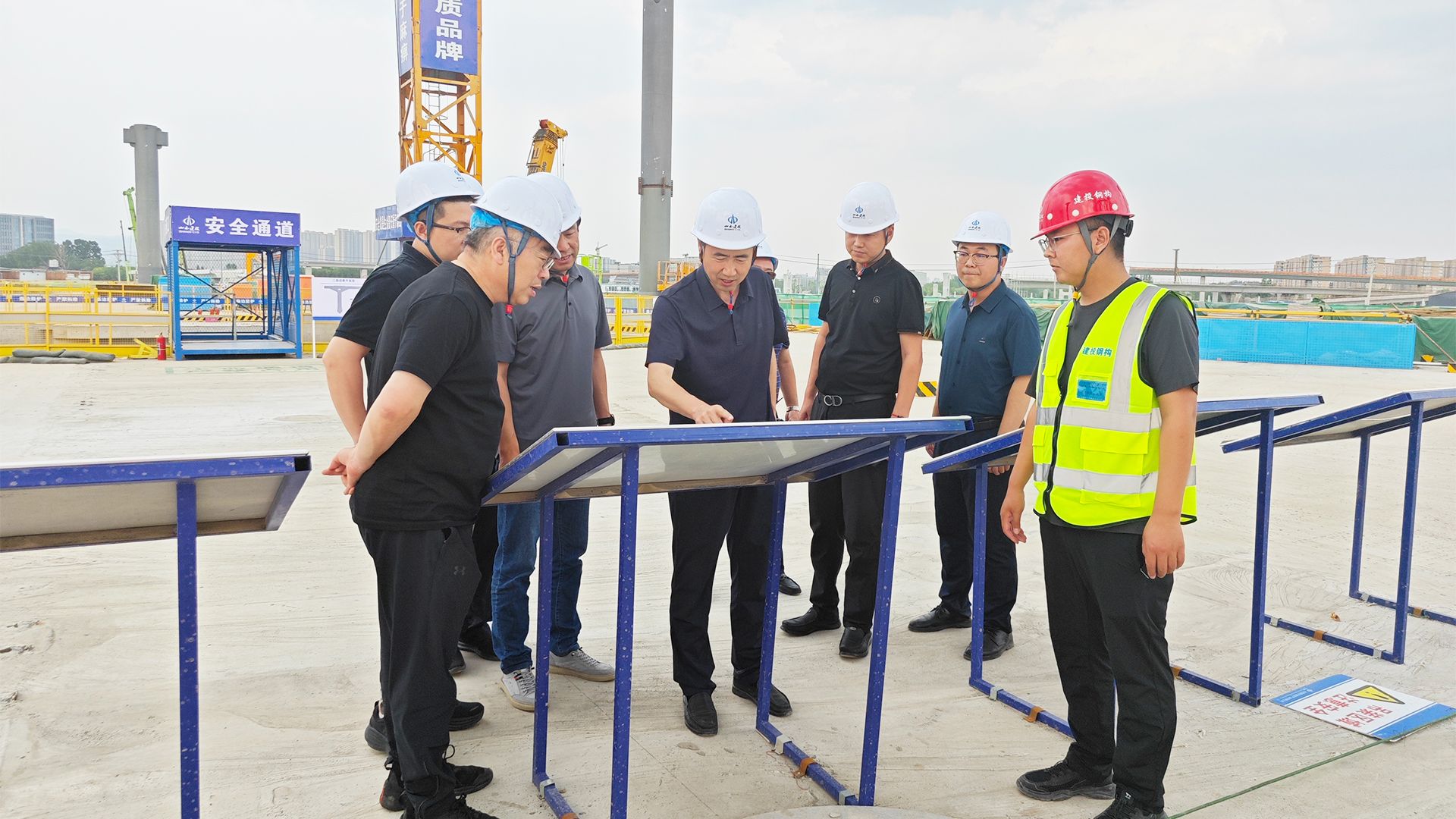 中國鐵設(shè)公路事業(yè)部、山西交科檢測(cè)領(lǐng)導(dǎo)一行到山西建投瀟河產(chǎn)業(yè)公司承建項(xiàng)目考察交流