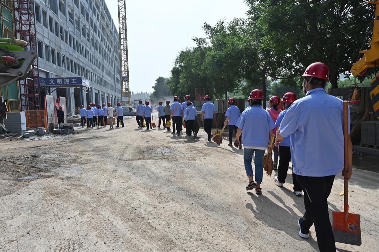 山西建投四建集團在山西工程科技職業(yè)大學(xué)項目進行義務(wù)勞動