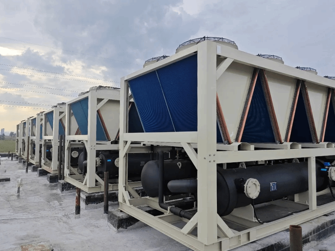 山西建投安裝集團(tuán)靈丘供熱三期供熱站擴(kuò)建項(xiàng)目空氣源熱泵完成吊裝